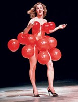 全身綁滿紅氣球的女人 全身綁滿紅氣球的女人